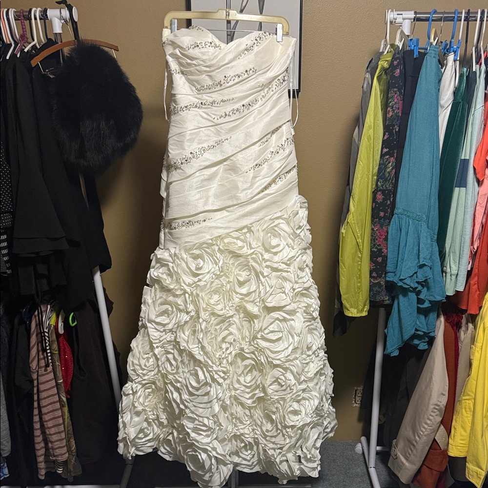 Allure Bridals Ivory Strapless Wedding Dress